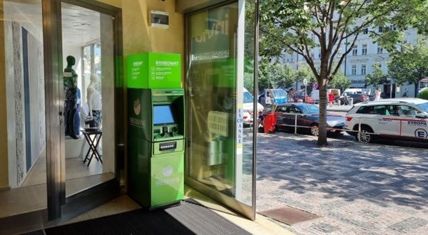 Sberbank přidává bankomaty, část poboček už nemá pokladnu