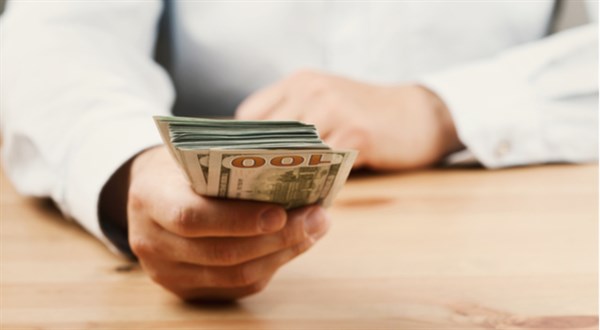 Dvě banky ruší poplatek za výběry cash advance