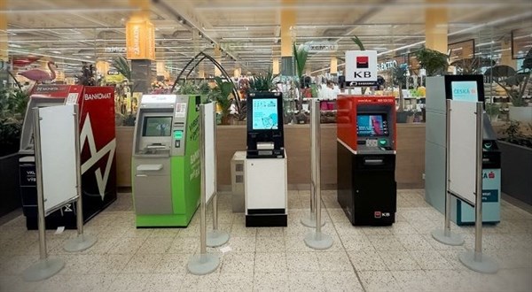 Ke sdílení bankomatů se přidají Air Bank a UniCredit