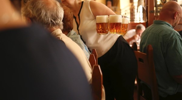 Přežije česká hospoda? Po covidu drtí restaurace zdražování