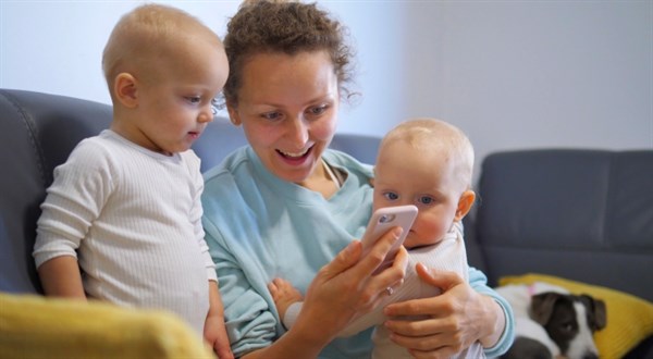 Máte nárok na přídavek na dítě. Stát pošle e-maily a SMS