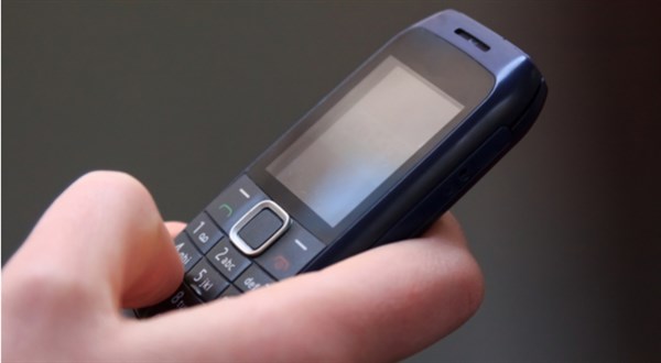 Do banky i bez aplikace. Ověřovací SMS neskončí, couvá Moneta