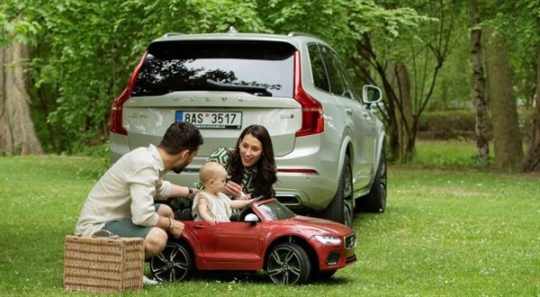 Půl roku doma za 80 % platu. Volvo má program pro čerstvé rodiče