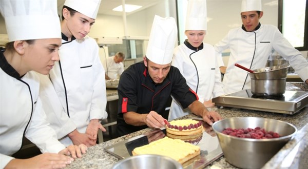 O dávky v hmotné nouzi už nepřijdete, když si dítě přivydělá