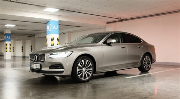 Jak vybrat hybrid? A sedan, nebo kombík? Ukážeme si to na Volvu