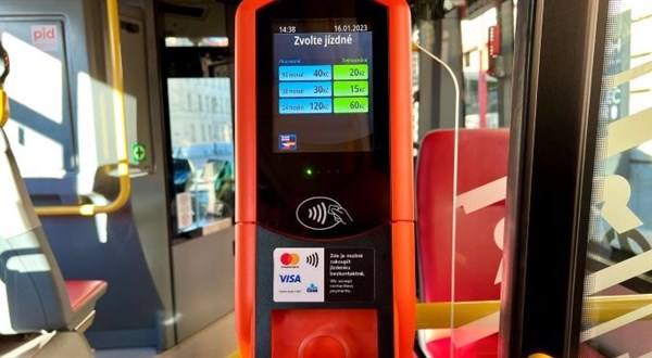 Praha dohání zpoždění. Jízdenku si koupíte kartou i v autobusech