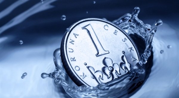 Koruna je nejsilnější za 15 let. Vyplatí se koupit eura na léto?