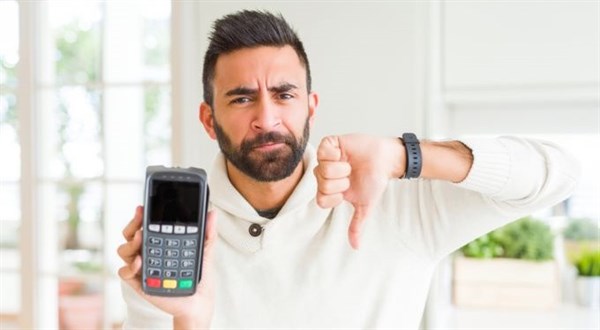 Kartou až od 50 Kč. Může obchod omezit platby nebo chtít příplatek?
