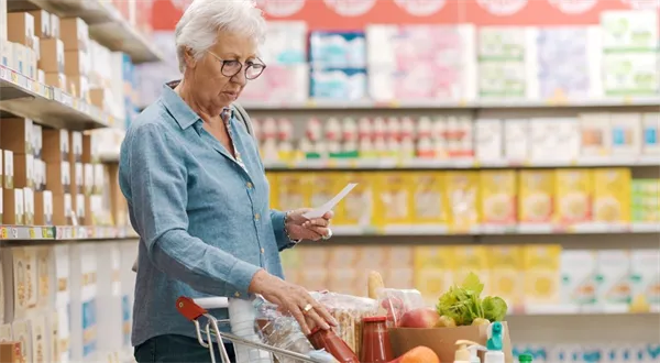 Co seniorům nejvíc vadí při nakupování? Tohle možná znáte i vy