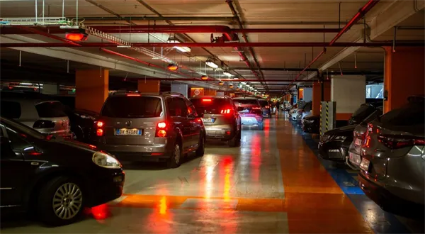 Vánoční parkovací peklo. Tohle jsou nákupní centra s nejvyšším počtem nehod