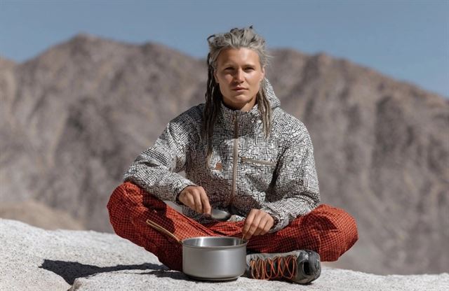 Kdo oblékl olympioniky a kdo šije kostkované gatě s kytkou? Český outdoorový kvíz