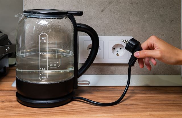 Lidé zbytečně přeplácejí za energie. Jak ušetřit až desítky tisíc ročně?