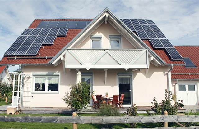 Češi pociťují dopady klimatické změny a podporují obnovitelné zdroje energie. Za přechod k šetrnější energetice ale nechtějí připlácet