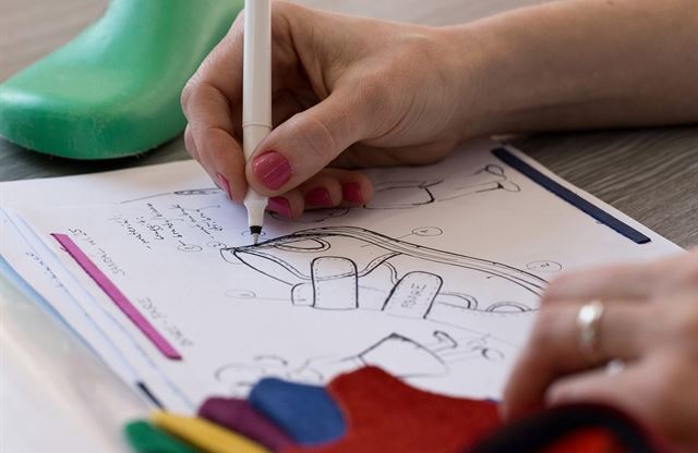 Z jedné krávy třicet párů bot na míru. FARE chce z luxusu udělat standard