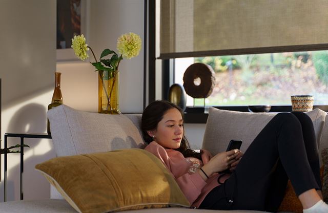 Klid, přirozené světlo a komfort: chytré stínění reaguje na nový trend „wellbeing“ bydlení