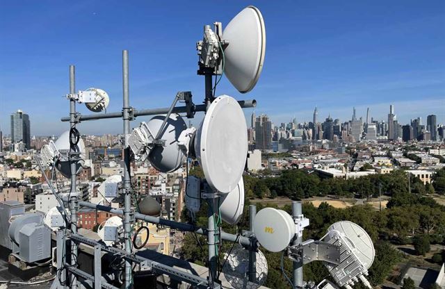 New York, Špicberky i doly v Chile. Český Racom dobývá svět, začal u amatérských vysílaček