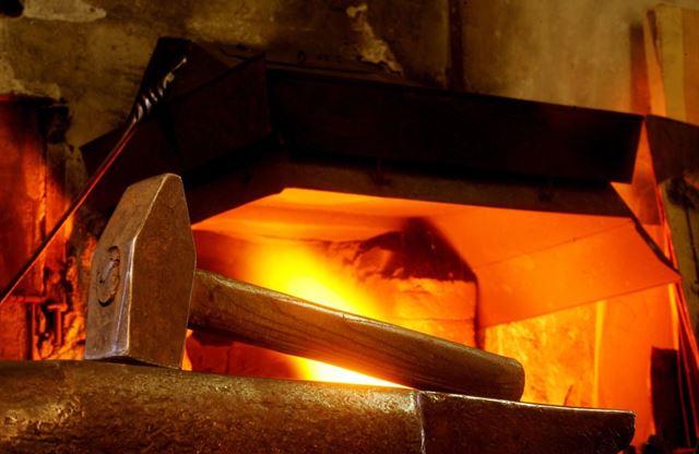 „Nejbizarnější zakázkou byl pás cudnosti,“ říká kovář navazující na tři generace předků