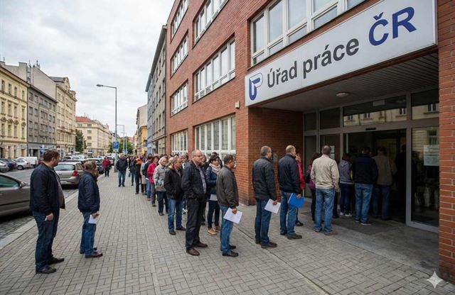 Nával na úřadech práce. Co stojí za nejvyšší nezaměstnaností za devět let?