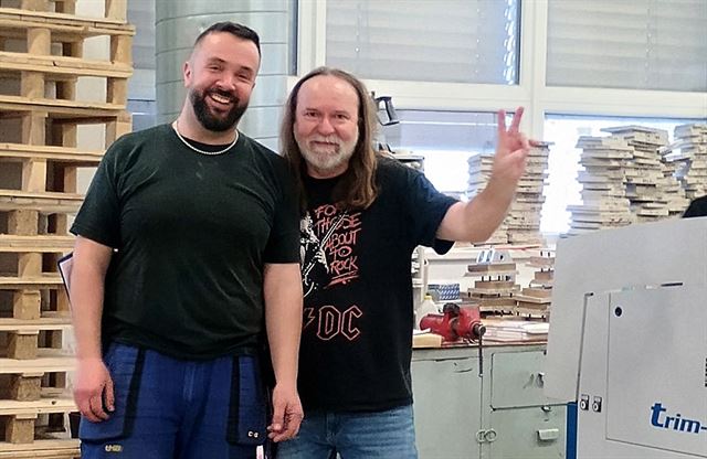 Bez kravaty boss. Ve dne šéfuje stovce lidí v Tiskárnách Havlíčkův Brod, večer ždímá kytaru
