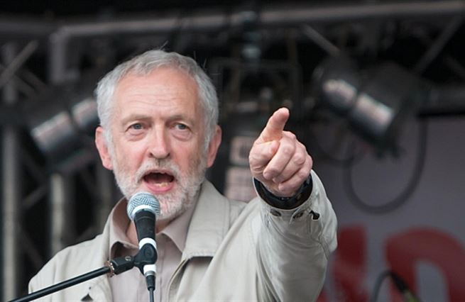 Do minulosti spějme zpátky. Labour Party je zase pořádně rudá