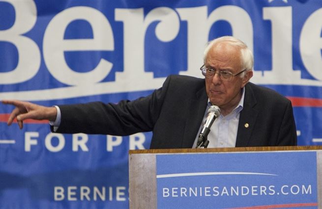 Další problém Hillary Clintonové: Usměvavý socialista Bernie Sanders
