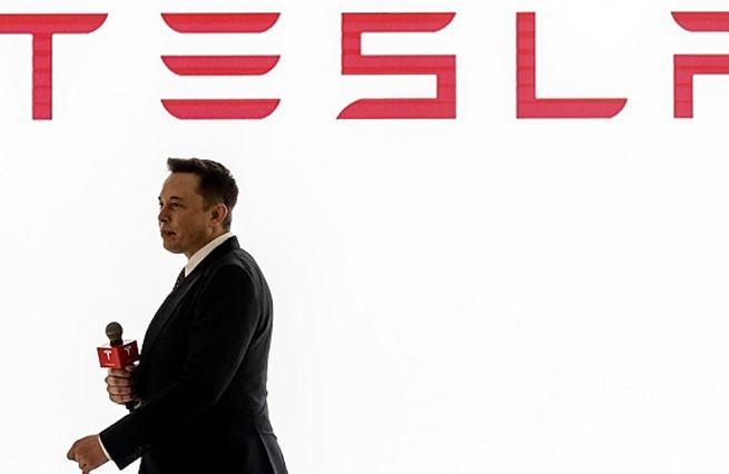 Musk přináší budoucnost a minulost zároveň