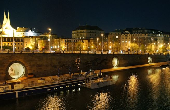 Překvapivé stavby Adama Gebriana: Nabušená náplavka v Praze