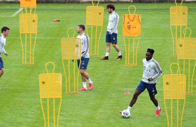 Bundesliga jede! Velký sport ale s koronavirem nejspíš neuhraje ani remízu