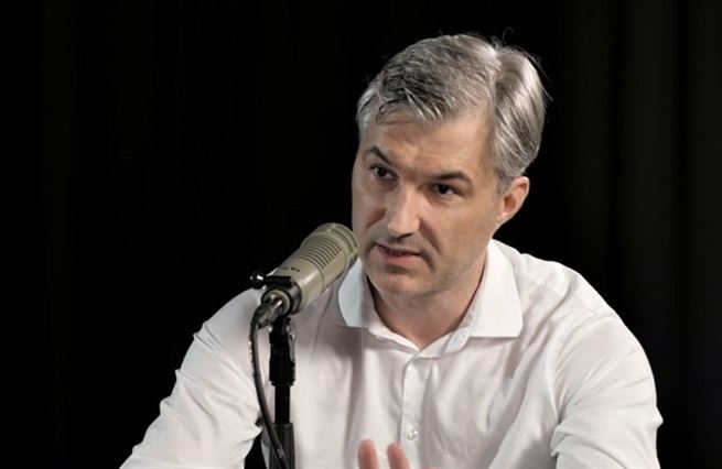 Firmy budou muset dostat lidi zpátky do kanceláří, říká Bajgar