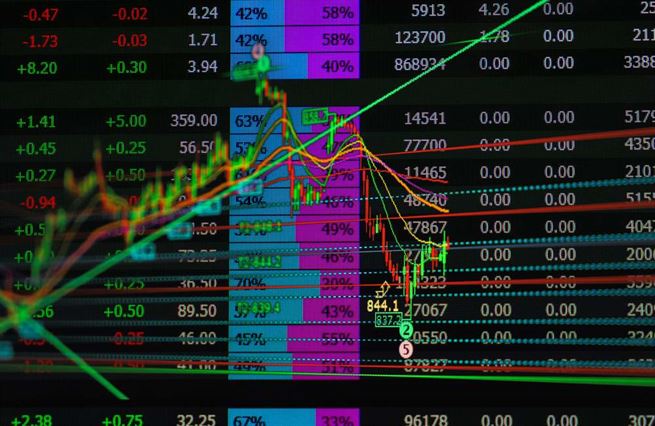 Jak vydělat na válce? Shortování není pro každého, varuje investor