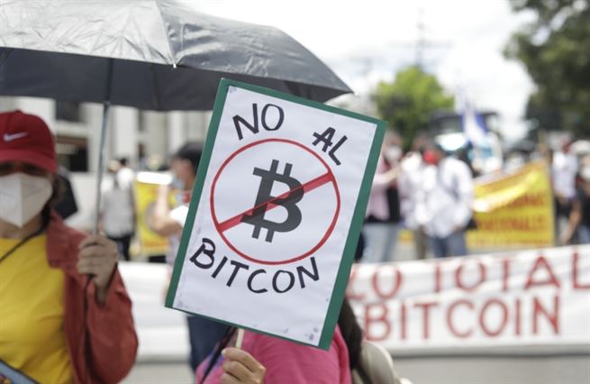 Sázka na bitcoin nevyšla. El Salvador je na pokraji bankrotu