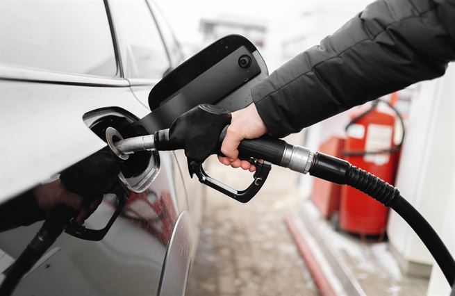 Ceny nafty letí vzhůru, oproti benzinu rekordně zdražily. Co se to děje?