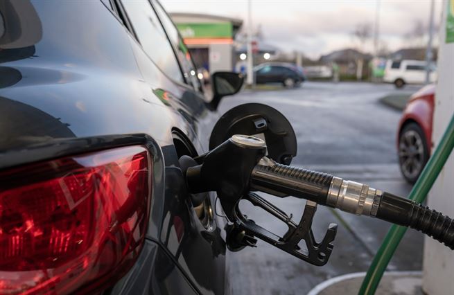 Ceny benzinu a nafty očima expertů. Zdraží pohonné hmoty na 50 Kč za litr?