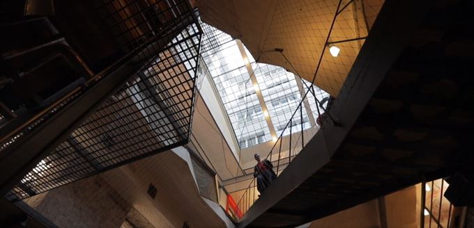 Adam Gebrian v červeném jelenu v paláci Špork