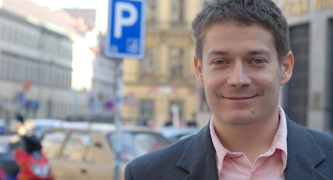 Banky vs. Karel Gott