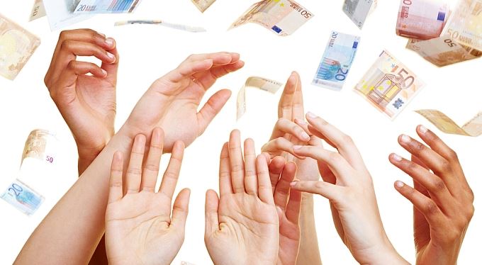 Euro slabší než dolar je na dosah ruky