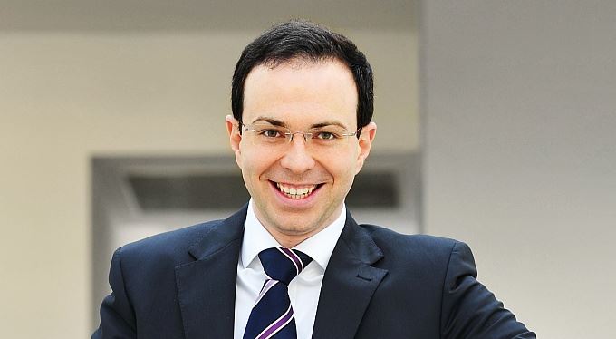 Šéf Mastercard: Banky by lidem měly připomenout, že za kvalitní služby se platí