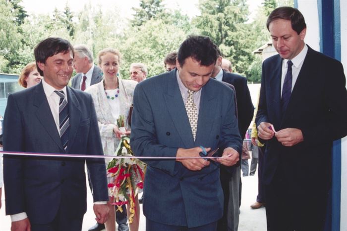 Vladimír Dlouhý, kalhoty široký, stříhá pásku budoucí České mincovny